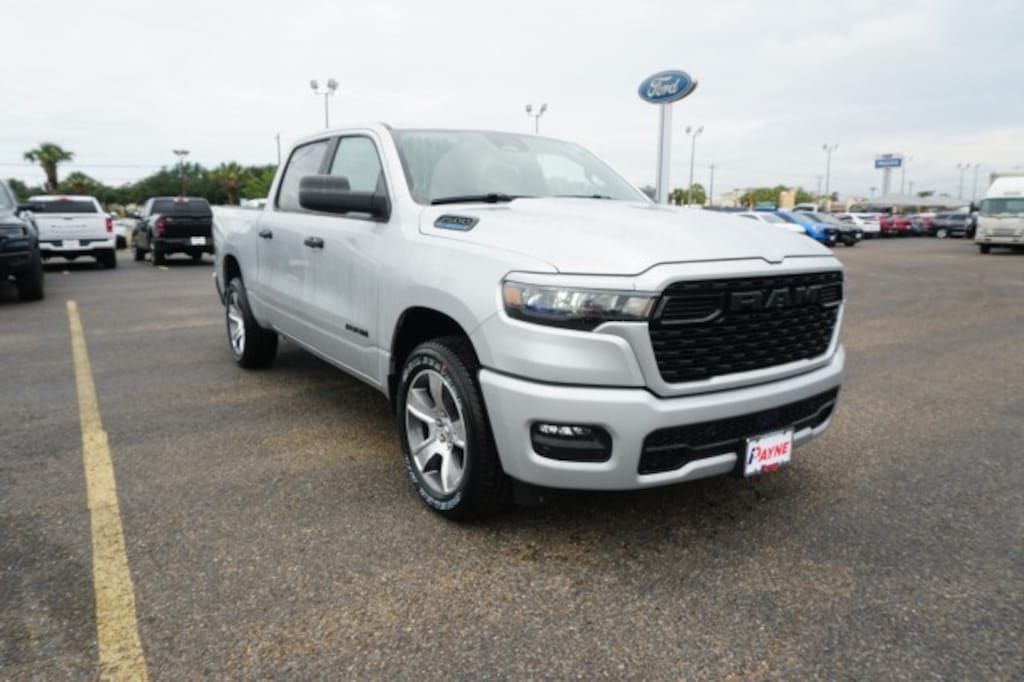 New 2026 Ram 1500 EXPRESS CREW CAB 4X2 5'7 BOX Pickup