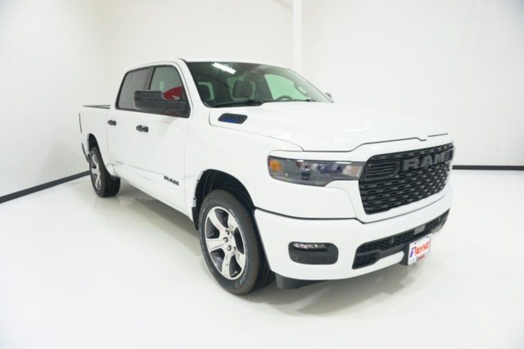 New 2026 Ram 1500 EXPRESS CREW CAB 4X2 5'7 BOX Pickup