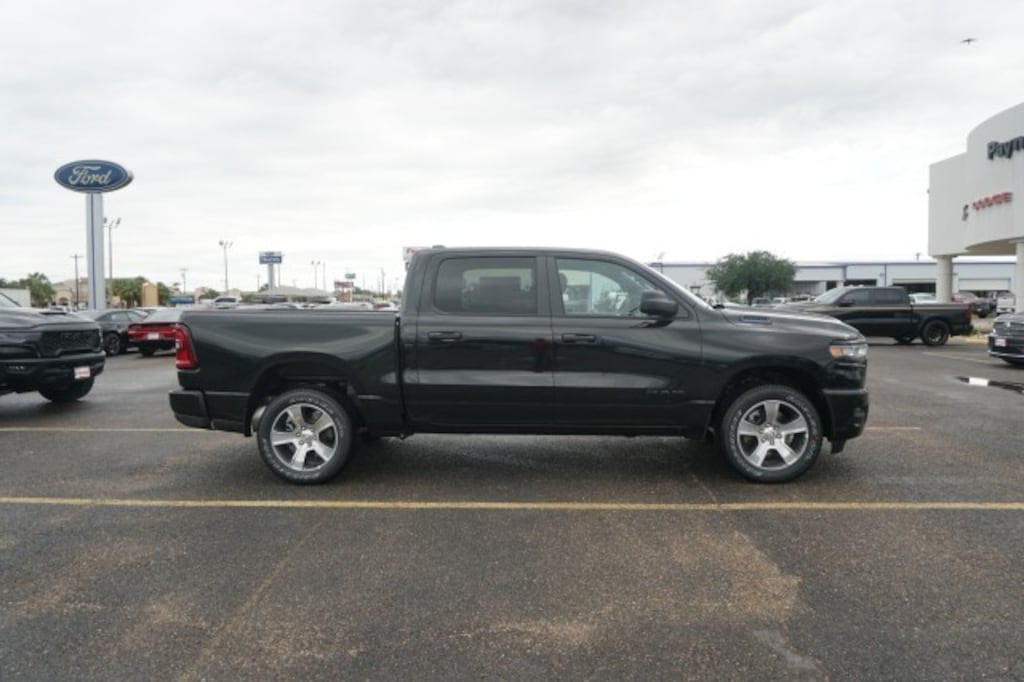 New 2026 Ram 1500 EXPRESS CREW CAB 4X2 5'7 BOX Pickup