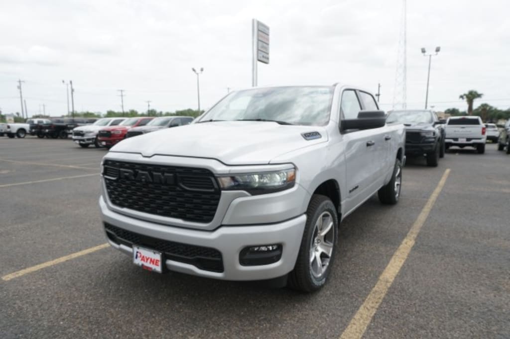 New 2026 Ram 1500 EXPRESS CREW CAB 4X2 5'7 BOX Pickup