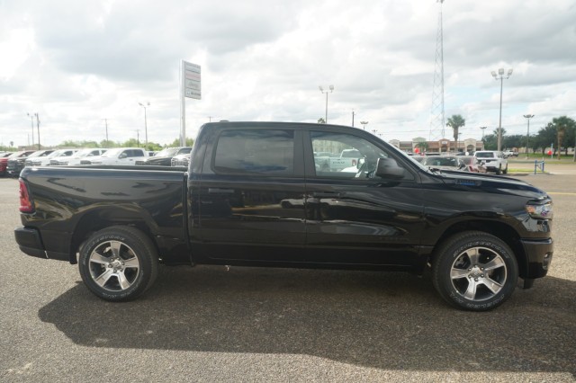 New 2027 Ram 1500 EXPRESS CREW CAB 4X2 5'7 BOX Pickup