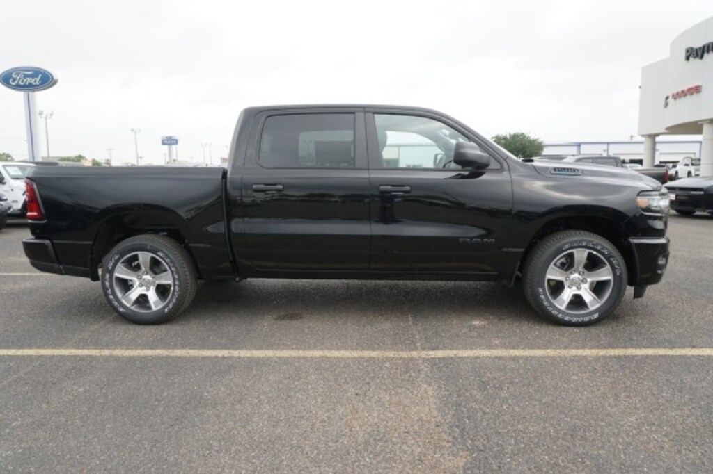 New 2026 Ram 1500 EXPRESS CREW CAB 4X2 5'7 BOX Pickup