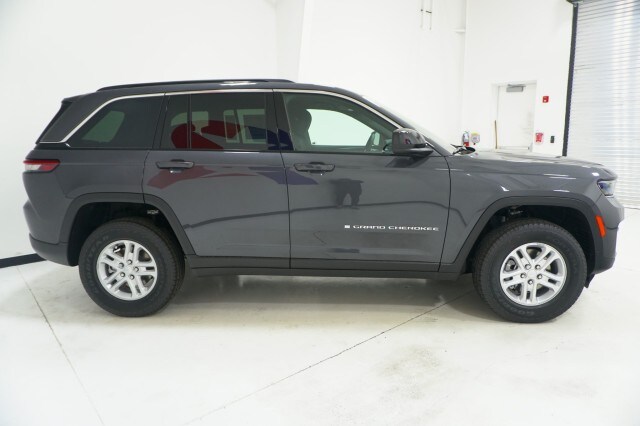 2025 Jeep Grand Cherokee Laredo photo 2