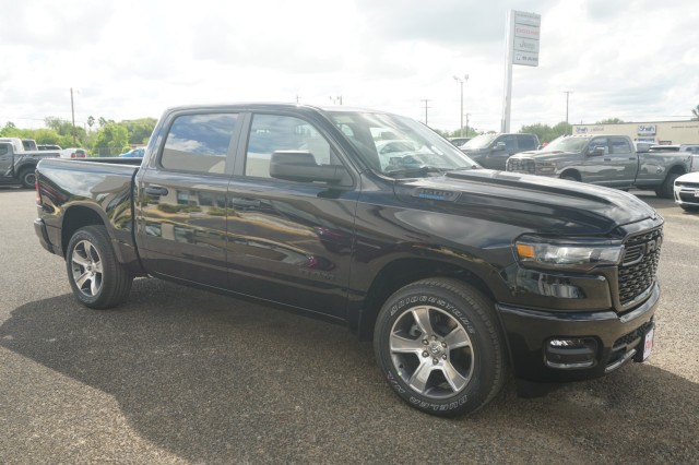 New 2027 Ram 1500 EXPRESS CREW CAB 4X2 5'7 BOX Pickup