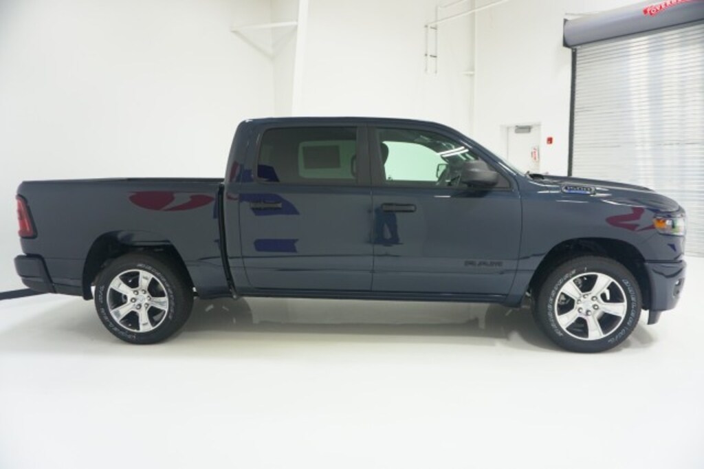New 2026 Ram 1500 EXPRESS CREW CAB 4X2 5'7 BOX Pickup