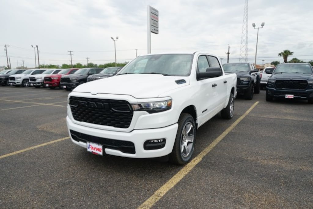 New 2026 Ram 1500 EXPRESS CREW CAB 4X2 5'7 BOX Pickup