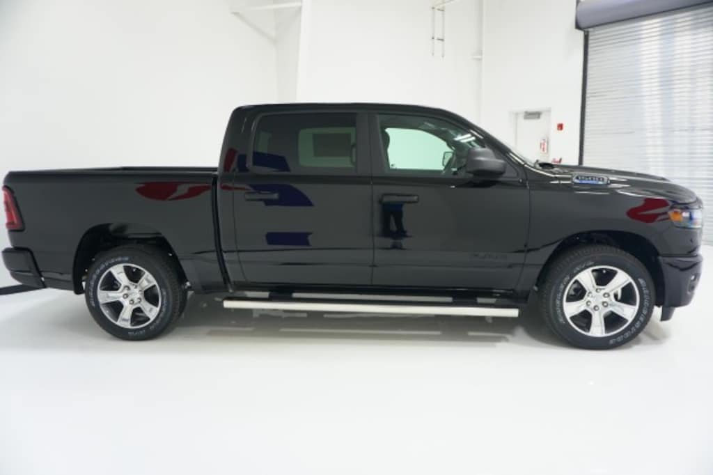 New 2026 Ram 1500 Express Crew Cab 4x2 5'7 Box Pickup