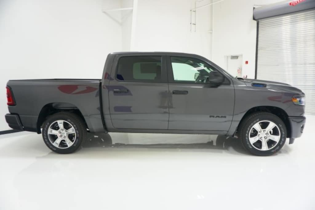 New 2026 Ram 1500 EXPRESS CREW CAB 4X2 5'7 BOX Pickup
