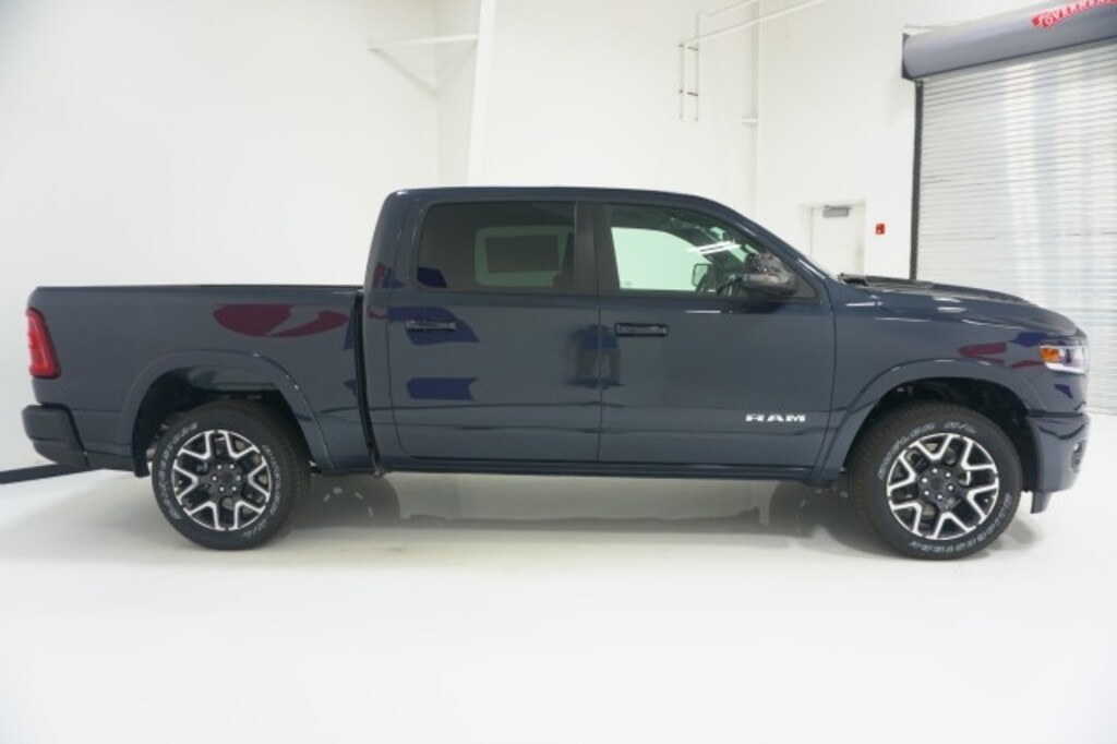 New 2026 Ram 1500 LARAMIE CREW CAB 4X2 5'7 BOX Pickup