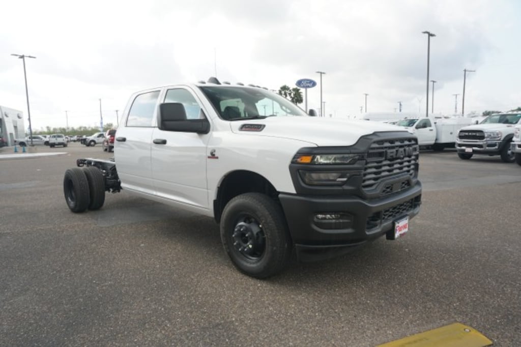 New 2026 Ram 3500 Chassis Cab TRADESMAN CREW 4X4 60' CA Pickup