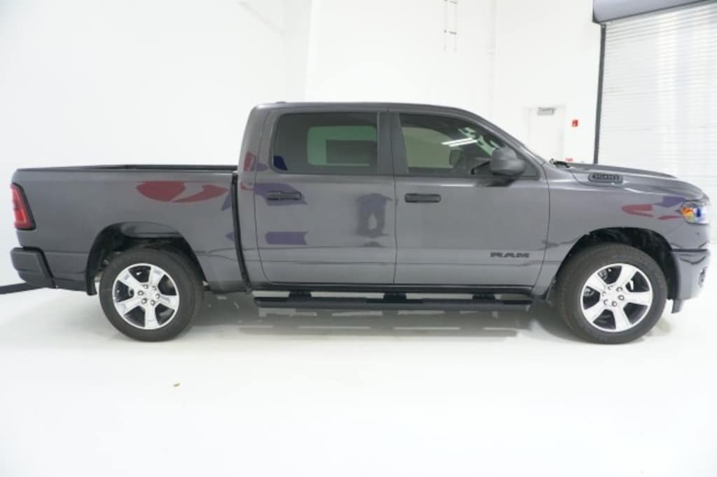 New 2027 Ram 1500 EXPRESS CREW CAB 4X2 5'7 BOX Pickup
