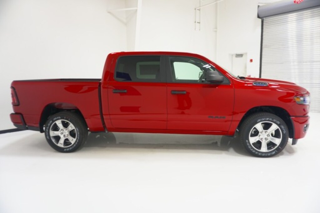 New 2026 Ram 1500 EXPRESS CREW CAB 4X2 5'7 BOX Pickup