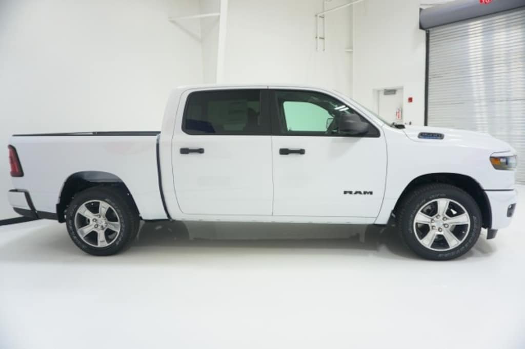 New 2026 Ram 1500 EXPRESS CREW CAB 4X2 5'7 BOX Pickup