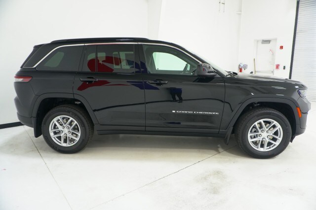 2025 Jeep Grand Cherokee Laredo photo 4