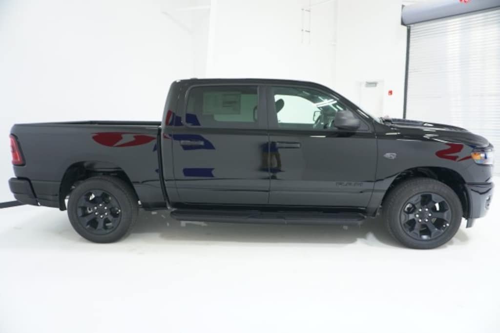 New 2027 Ram 1500 EXPRESS CREW CAB 4X4 5'7 BOX Pickup