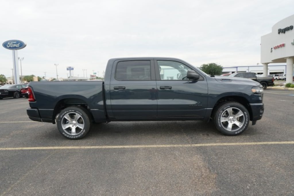 New 2026 Ram 1500 EXPRESS CREW CAB 4X2 5'7 BOX Pickup