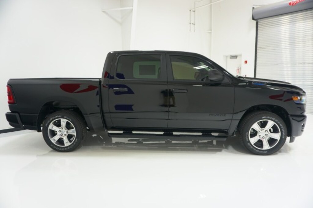 New 2026 Ram 1500 EXPRESS CREW CAB 4X2 5'7 BOX Pickup