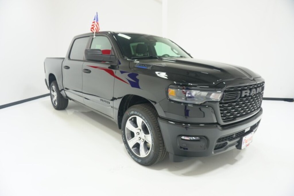 New 2026 Ram 1500 EXPRESS CREW CAB 4X2 5'7 BOX Pickup