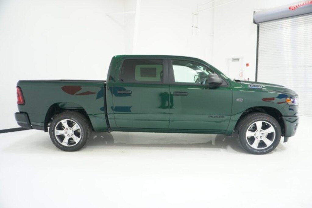 New 2027 Ram 1500 EXPRESS CREW CAB 4X2 5'7 BOX Pickup