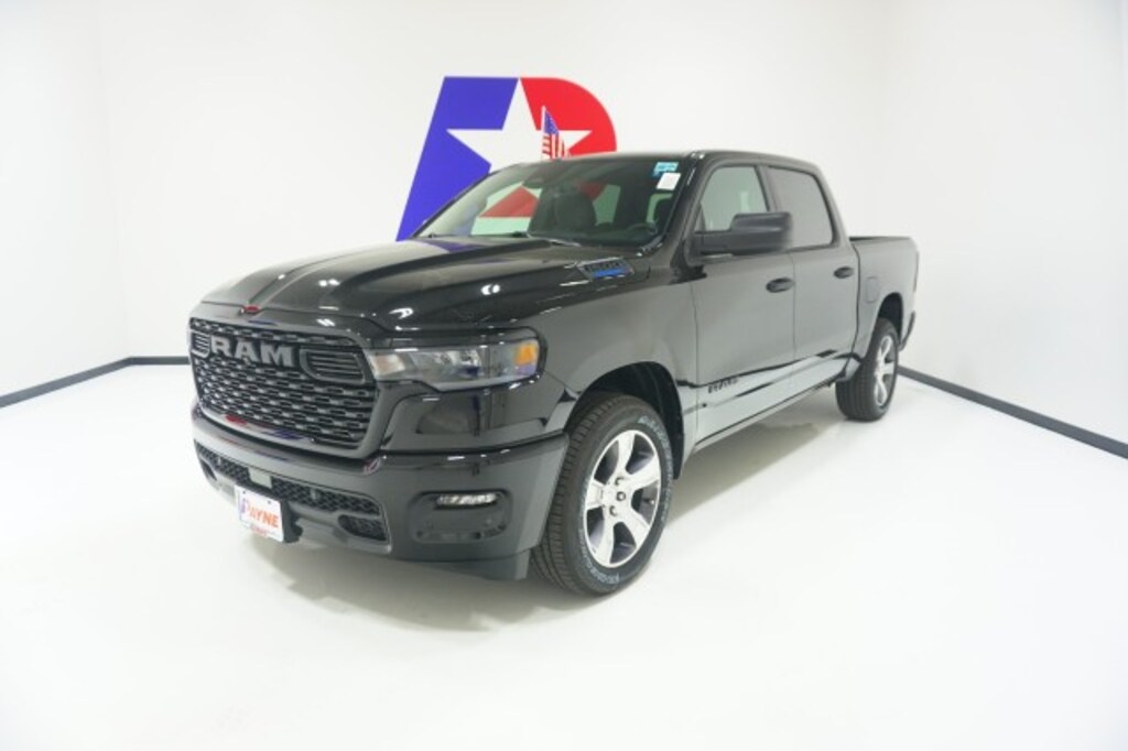 New 2026 Ram 1500 EXPRESS CREW CAB 4X2 5'7 BOX Pickup