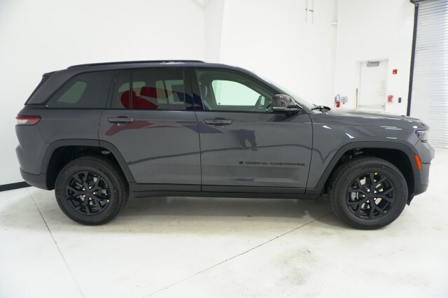 2025 Jeep Grand Cherokee Altitude photo 3