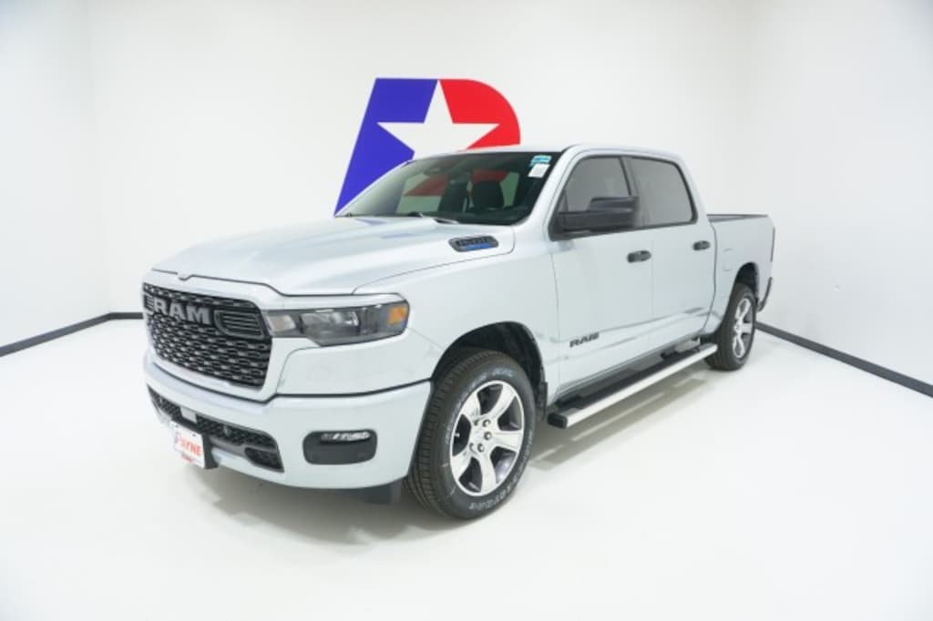 New 2026 Ram 1500 EXPRESS CREW CAB 4X2 5'7 BOX Pickup