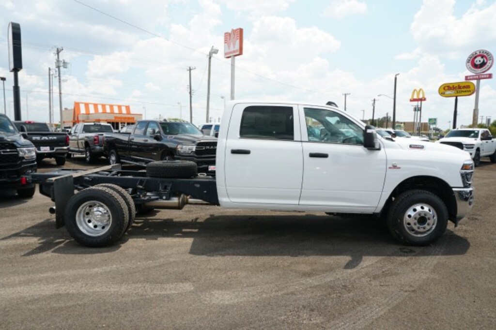 New 2025 Ram 3500 Chassis Cab 3500 TRADESMAN CREW CAB CHASSIS 4X4 60' CA Pickup