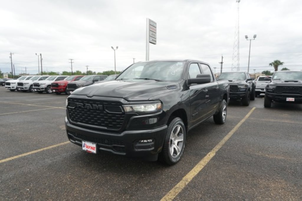 New 2026 Ram 1500 EXPRESS CREW CAB 4X2 5'7 BOX Pickup