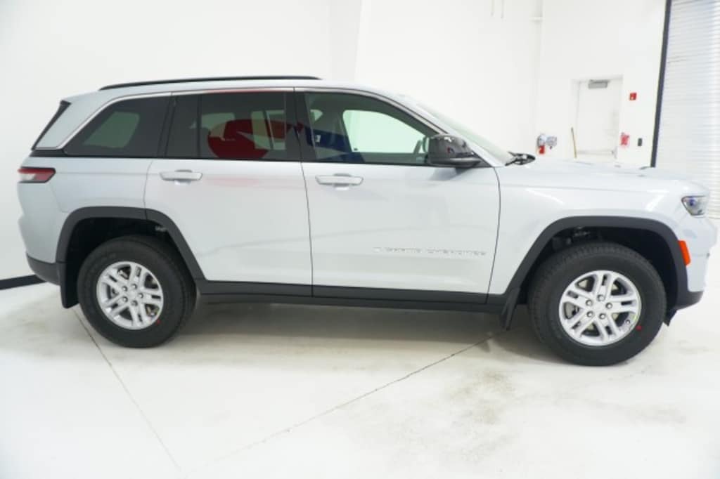 New 2025 Jeep Grand Cherokee LAREDO 4X2 Sport Utility