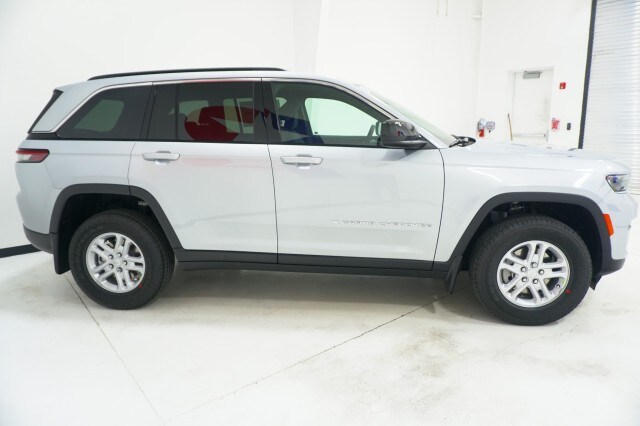 2025 Jeep Grand Cherokee Laredo photo 4