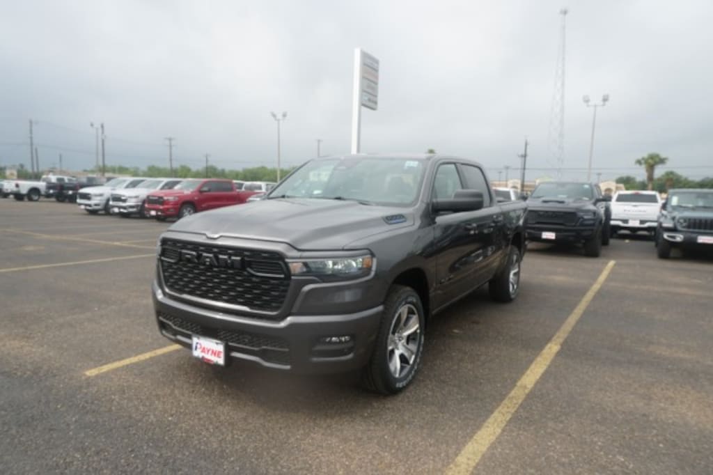 New 2026 Ram 1500 EXPRESS CREW CAB 4X2 5'7 BOX Pickup