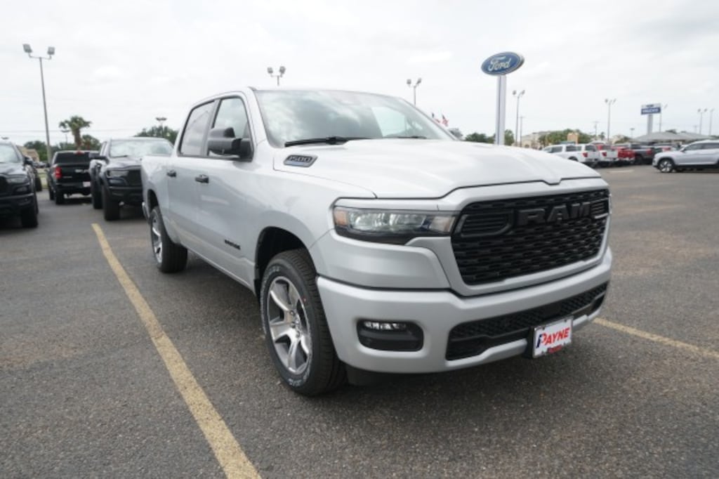 New 2026 Ram 1500 EXPRESS CREW CAB 4X2 5'7 BOX Pickup