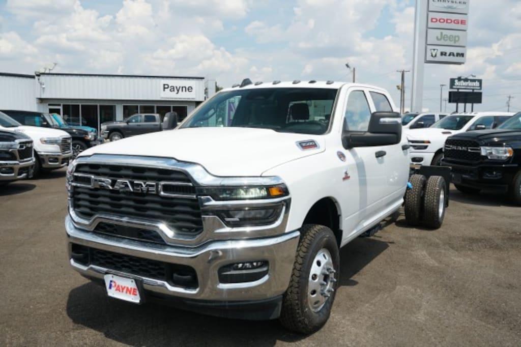New 2025 Ram 3500 Chassis Cab 3500 TRADESMAN CREW CAB CHASSIS 4X4 60' CA Pickup
