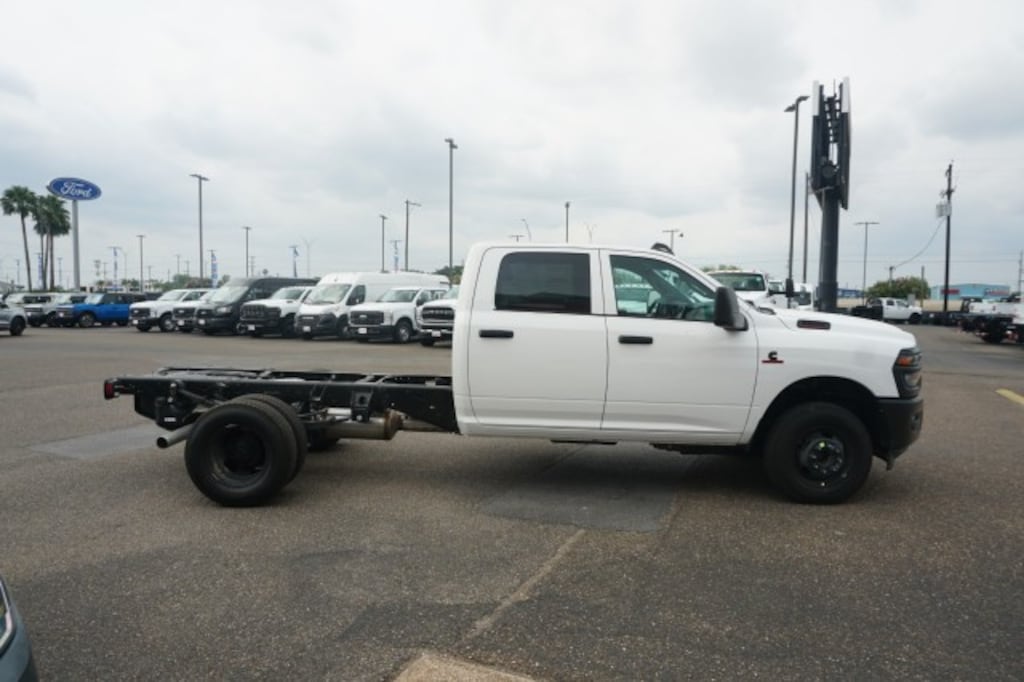 New 2026 Ram 3500 Chassis Cab TRADESMAN CREW 4X4 60' CA Pickup