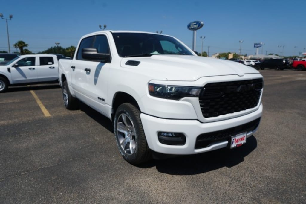 New 2026 Ram 1500 EXPRESS CREW CAB 4X4 5'7 BOX Pickup