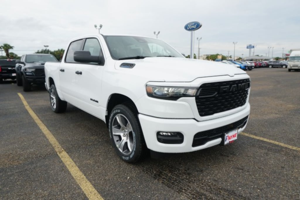 New 2026 Ram 1500 EXPRESS CREW CAB 4X2 5'7 BOX Pickup