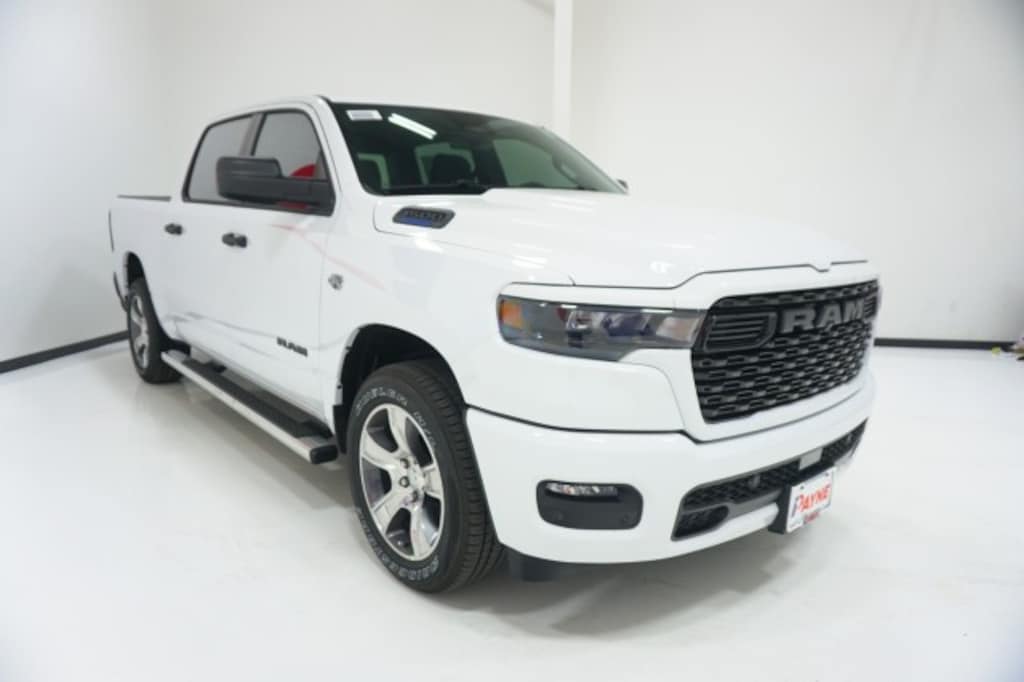 New 2026 Ram 1500 EXPRESS CREW CAB 4X2 5'7 BOX Pickup