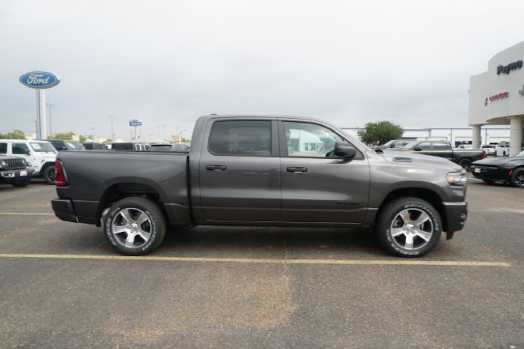 New 2026 Ram 1500 EXPRESS CREW CAB 4X2 5'7 BOX Pickup