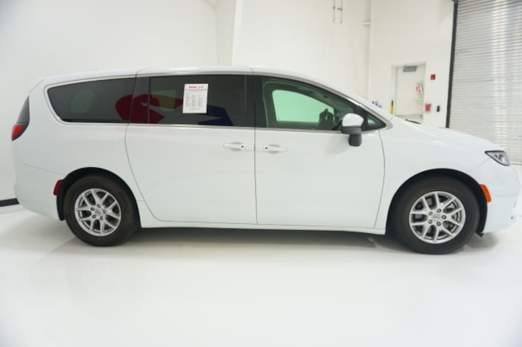 Used 2023 Chrysler Pacifica Touring L Minivan/Van