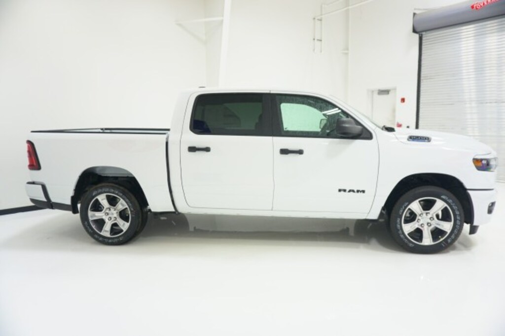 New 2026 Ram 1500 EXPRESS CREW CAB 4X2 5'7 BOX Pickup