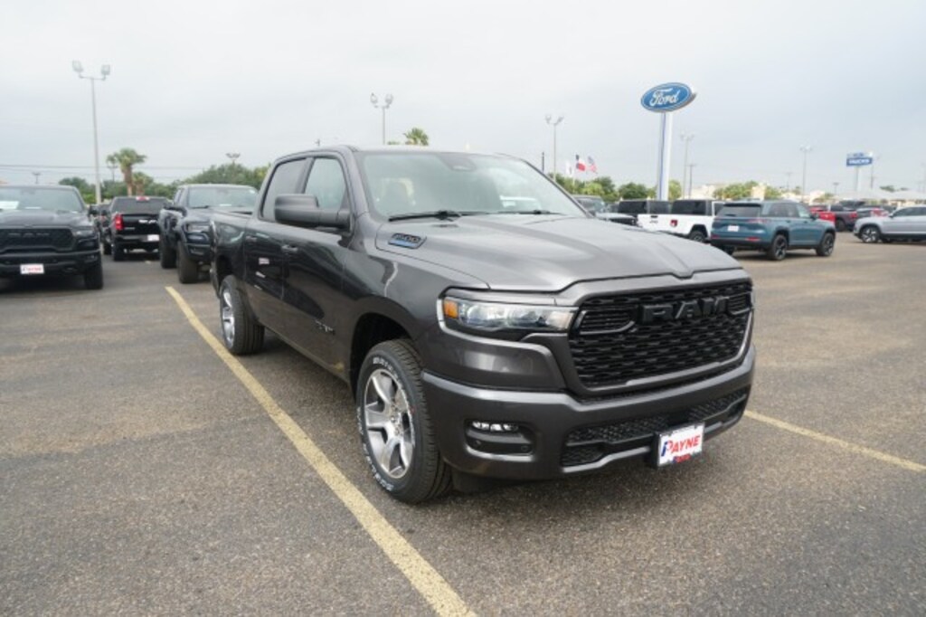 New 2026 Ram 1500 EXPRESS CREW CAB 4X2 5'7 BOX Pickup