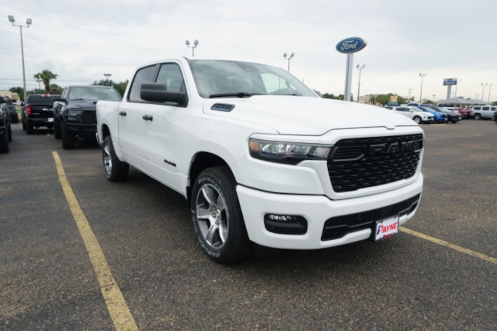 New 2026 Ram 1500 EXPRESS CREW CAB 4X2 5'7 BOX Pickup