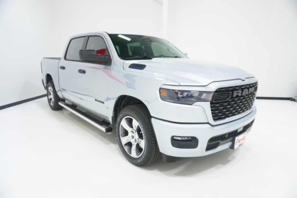 New 2026 Ram 1500 EXPRESS CREW CAB 4X2 5'7 BOX Pickup
