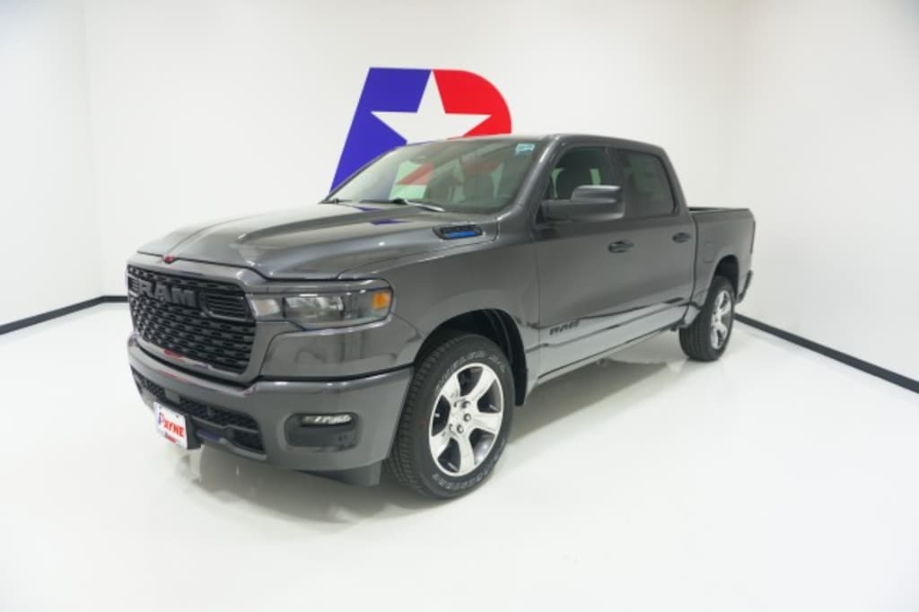 New 2026 Ram 1500 EXPRESS CREW CAB 4X2 5'7 BOX Pickup