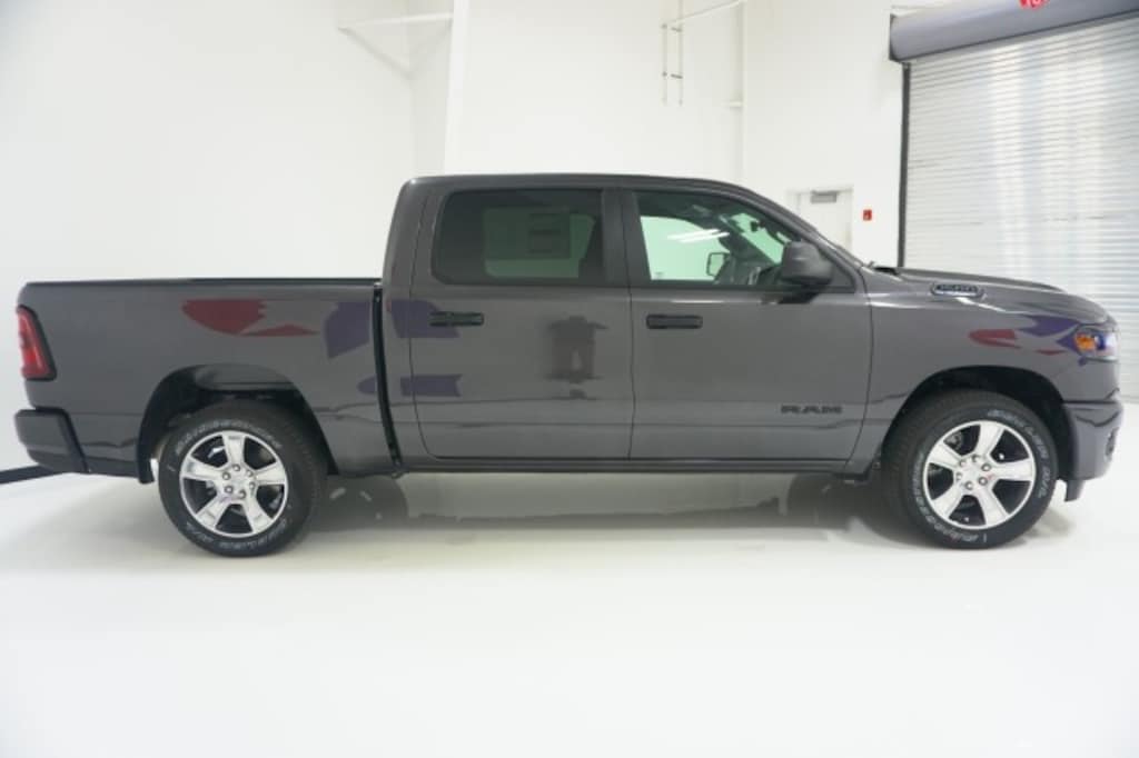 New 2026 Ram 1500 EXPRESS CREW CAB 4X2 5'7 BOX Pickup