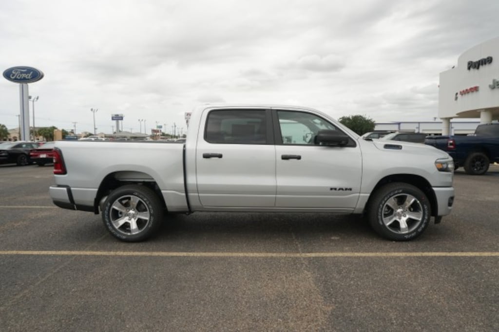 New 2026 Ram 1500 EXPRESS CREW CAB 4X2 5'7 BOX Pickup