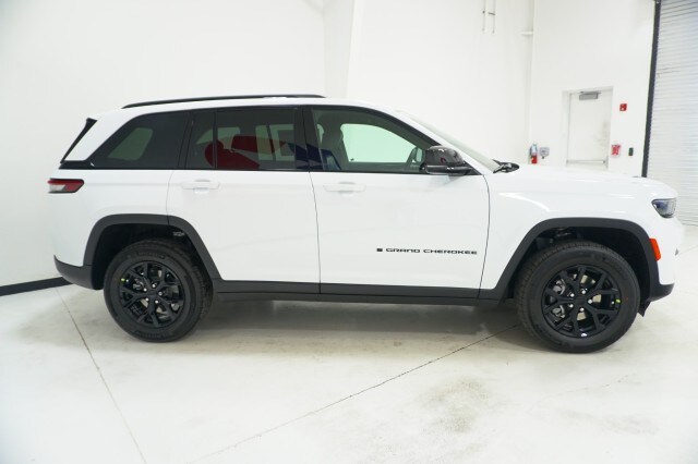 2025 Jeep Grand Cherokee Altitude photo 4