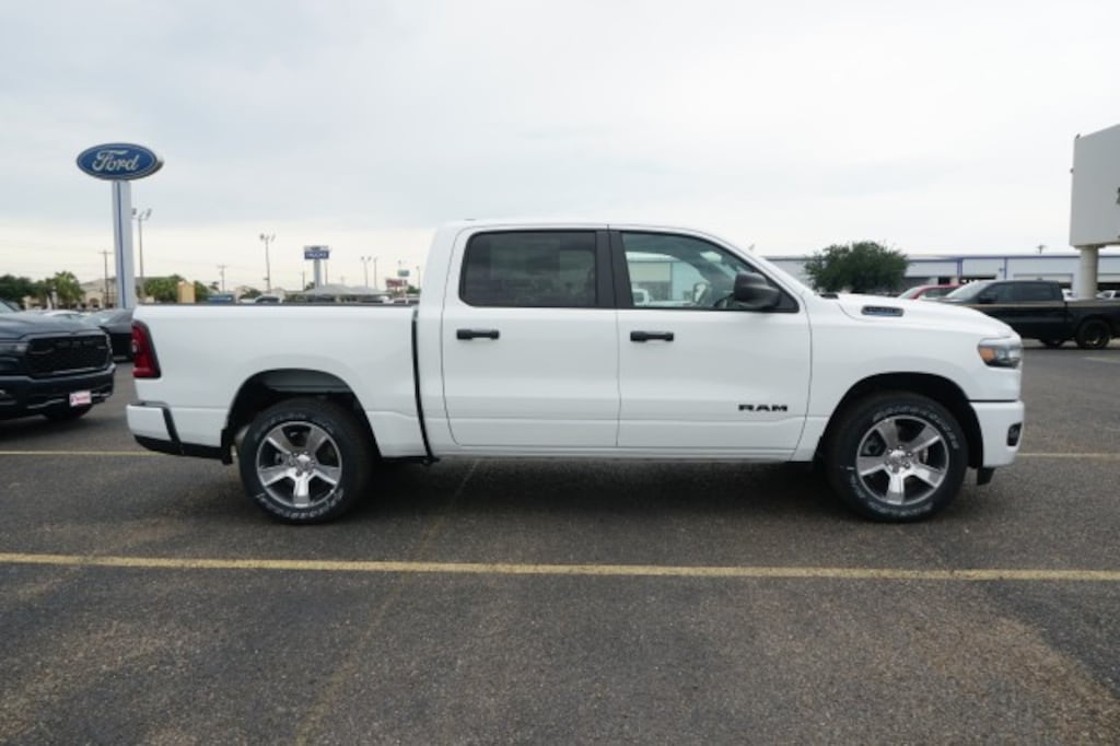 New 2026 Ram 1500 EXPRESS CREW CAB 4X2 5'7 BOX Pickup