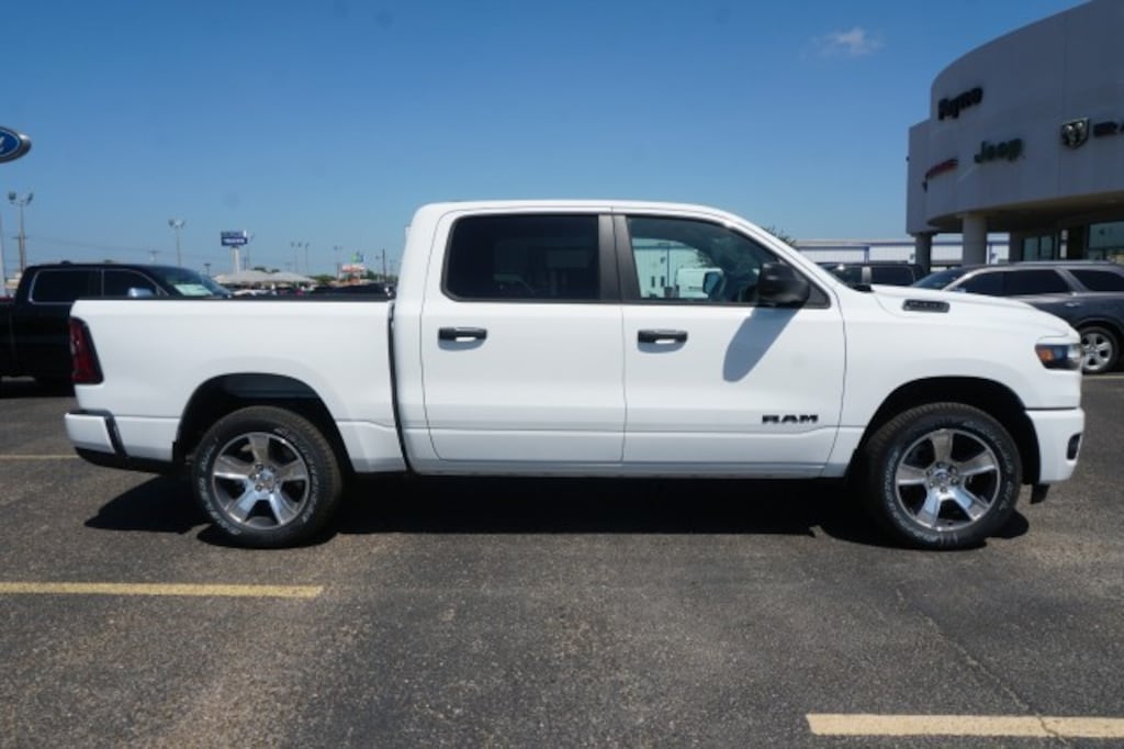 New 2026 Ram 1500 EXPRESS CREW CAB 4X4 5'7 BOX Pickup