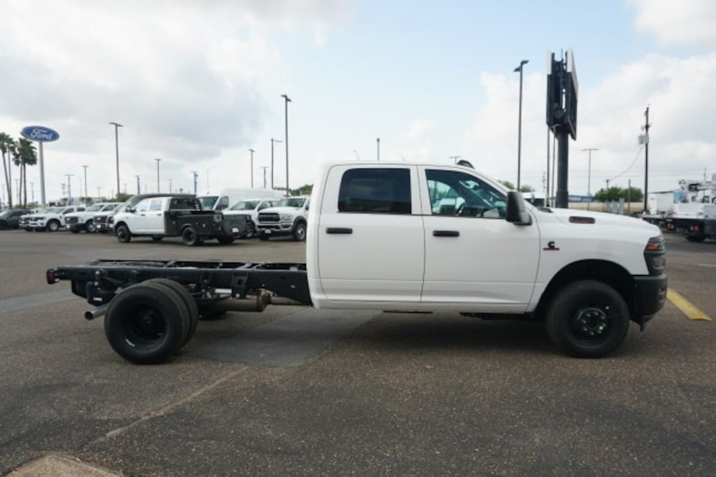 New 2026 Ram 3500 Chassis Cab TRADESMAN CREW 4X4 60' CA Pickup